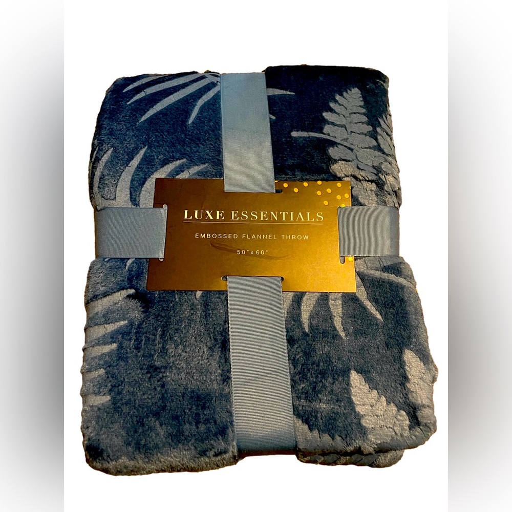 LUXE ESSENTIALS EMBOSSED FLANNEL THROW NWT